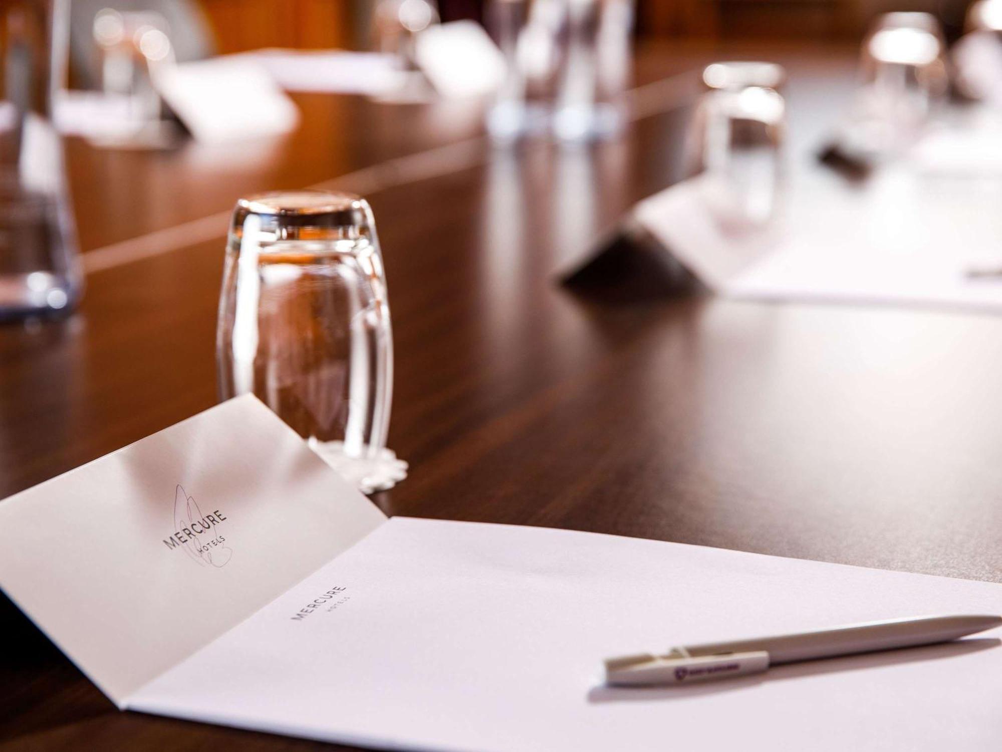 Mercure Telford Centre Hotel Bagian luar foto