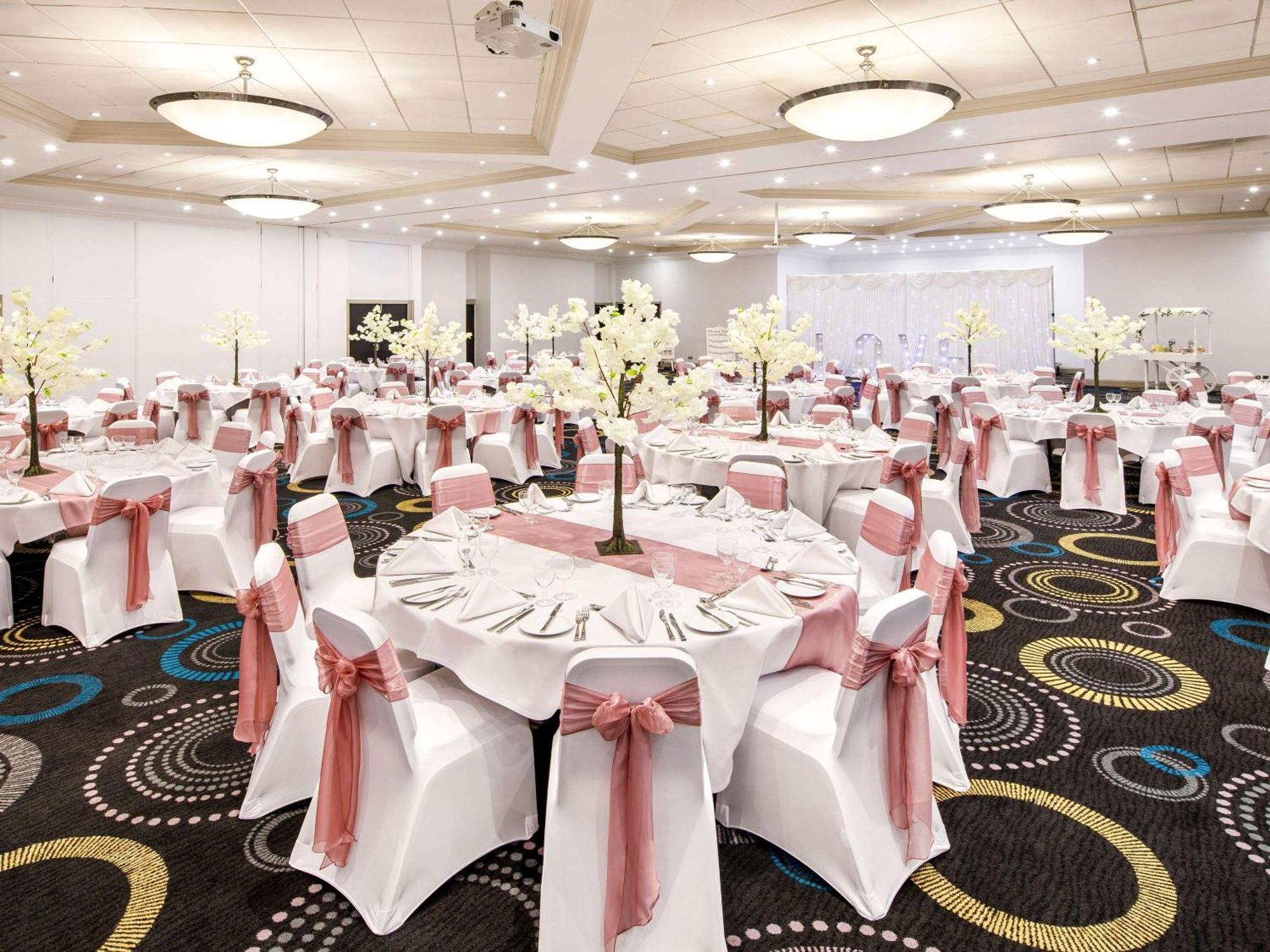 Mercure Telford Centre Hotel Bagian luar foto