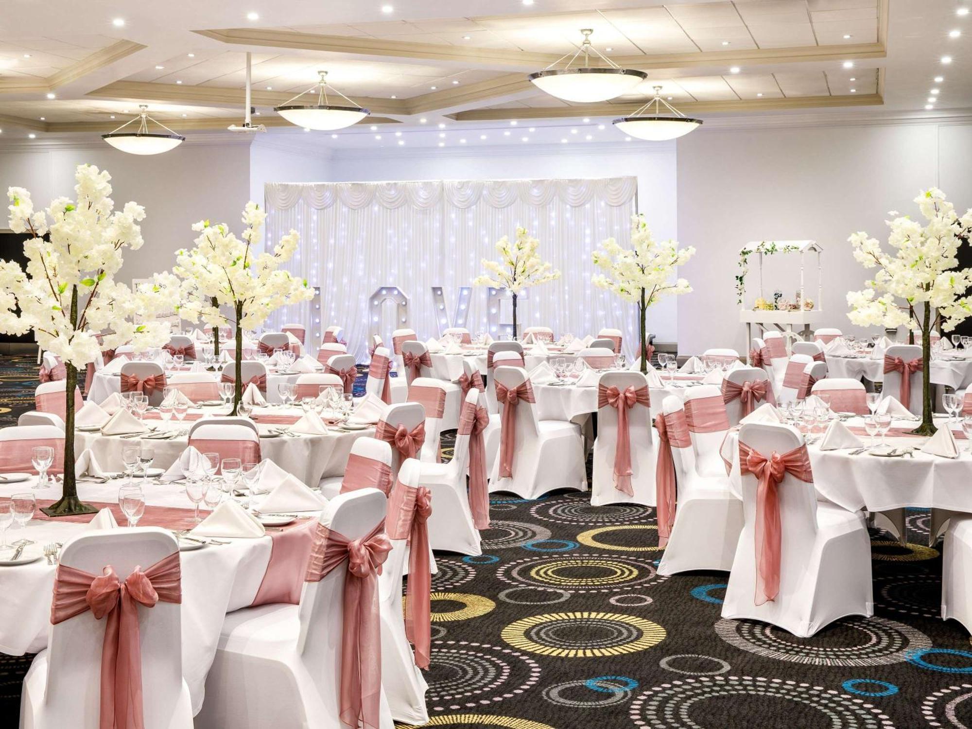Mercure Telford Centre Hotel Bagian luar foto
